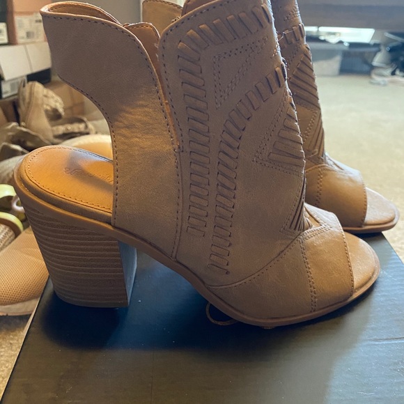 Universal thread open toe booties - Picture 3 of 3